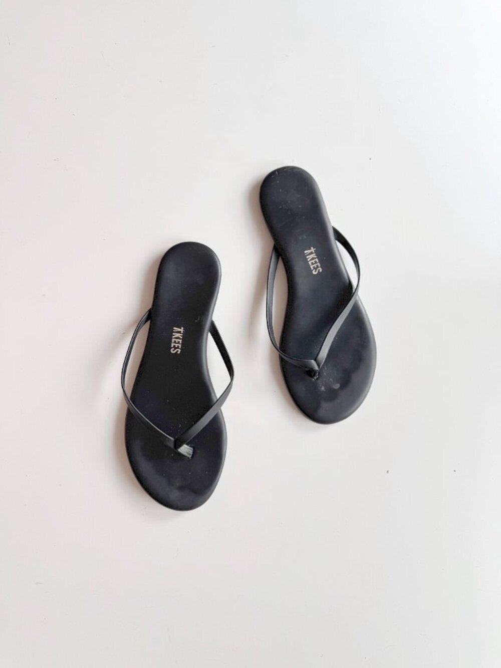 TKEES Lily Liners Black Leather Round Toe Thong Flip Flops, Size 6/37